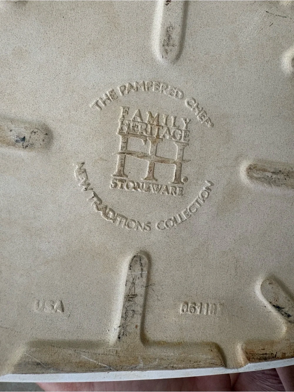 Pampered Chef-Family Heritage-15x10-Stoneware Baker: Vanilla Glaze-061002